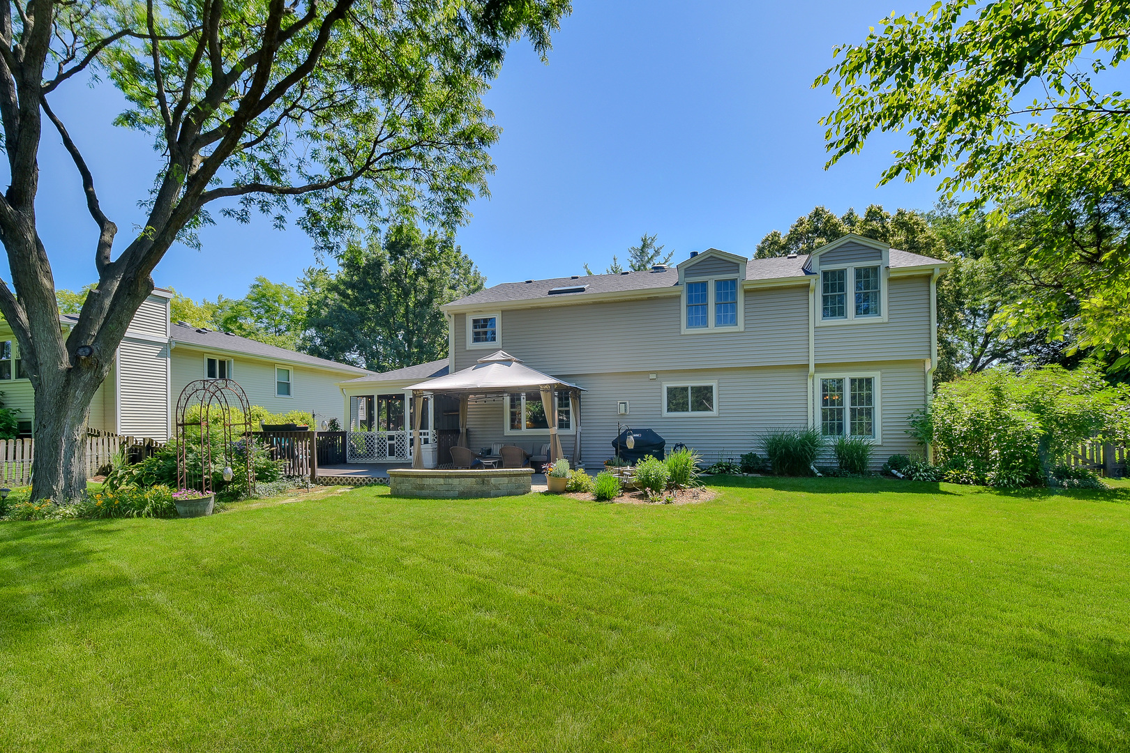 18 Wakefield Lane Geneva, IL 60134 - Photo 23 of 23 a front view of house with yard and green space