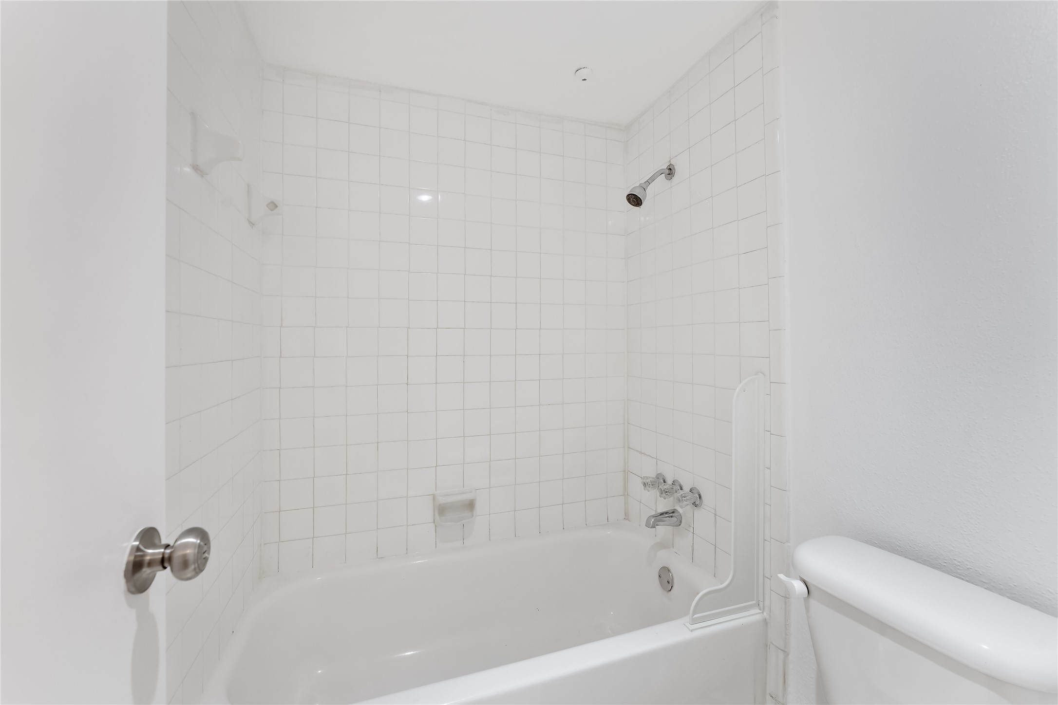 2100 Tanglewilde Street, Unit 330 Houston, TX 77063 - Photo 18 of 22 a bathroom with a bathtub