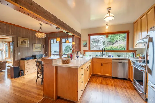 $1,850,000 | 44920 Little Lake Road, Mendocino, CA 95460