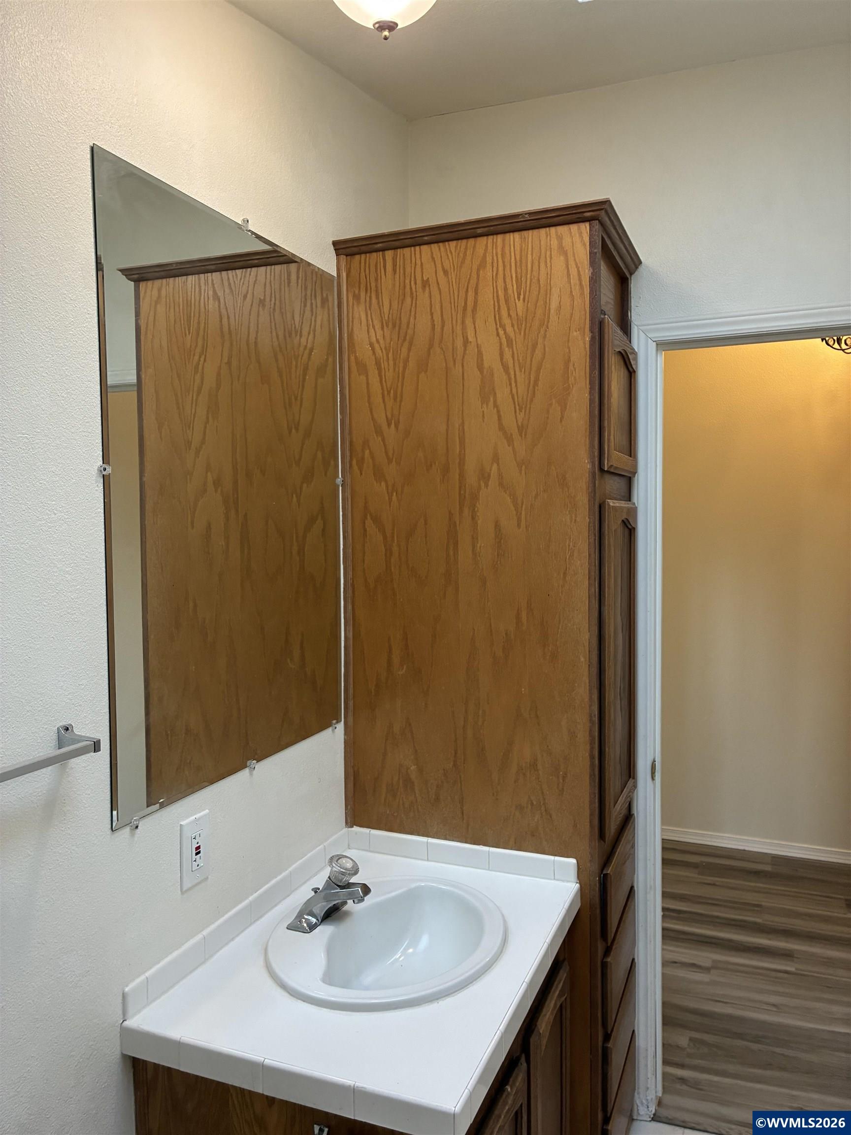 2000 Robins Lane Southeast, Unit 7 Salem, OR 97306 - Photo 20 of 39 a bathroom with a sink and a mirror