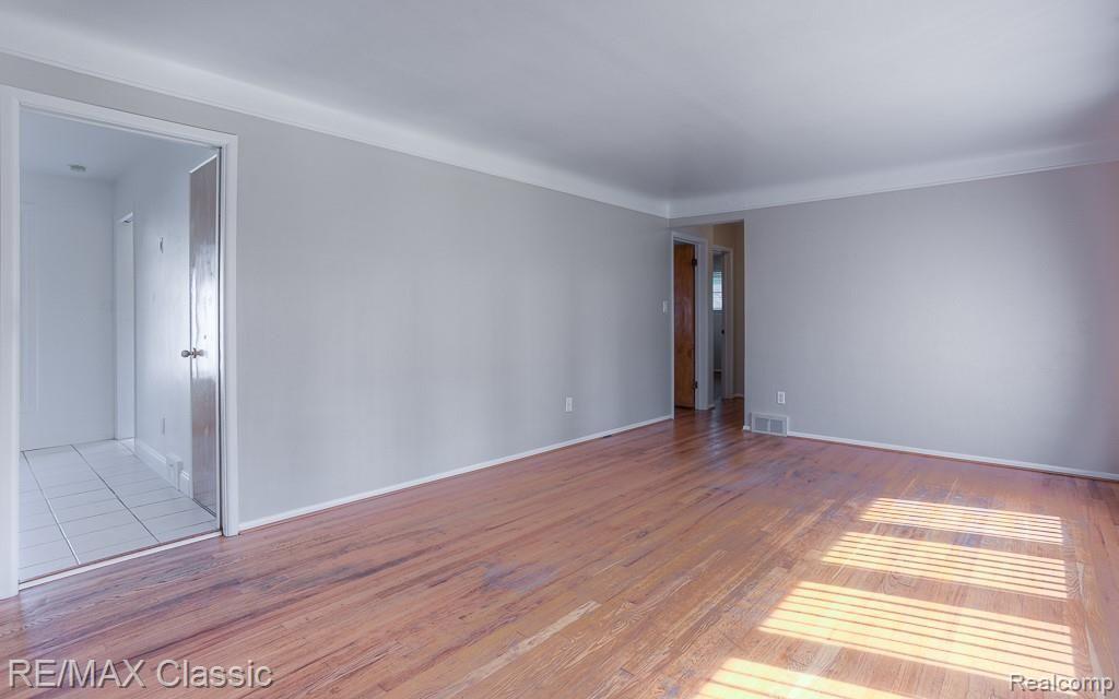 37058 Pinewood Road Wayne, MI 48184 - Photo 18 of 38 37058 pinewood interiors (10).jpg