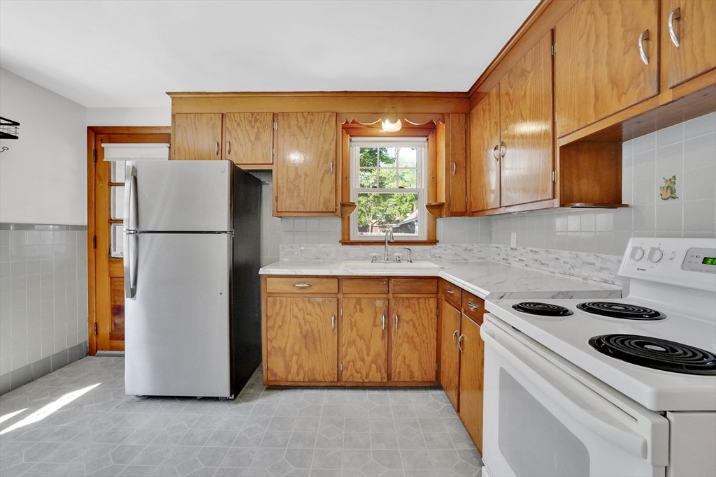 267 Connecticut Avenue Springfield, MA 01104 - Photo 2 of 41