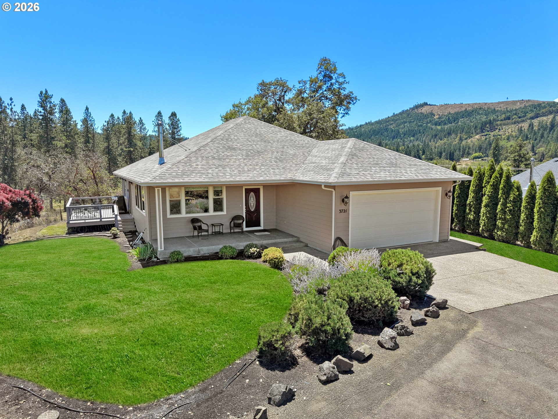 3721 Colonial Road Roseburg, OR 97471 - Photo 2 of 48
