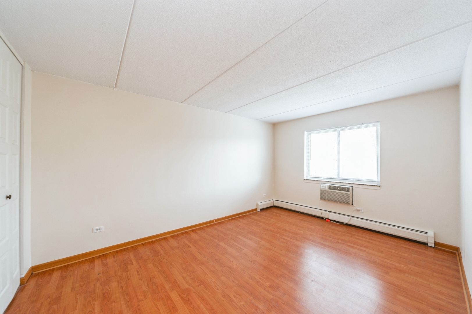 577 Fairway View Drive, Unit 2L Wheeling, IL 60090 - Photo 10 of 15 an empty room with a window