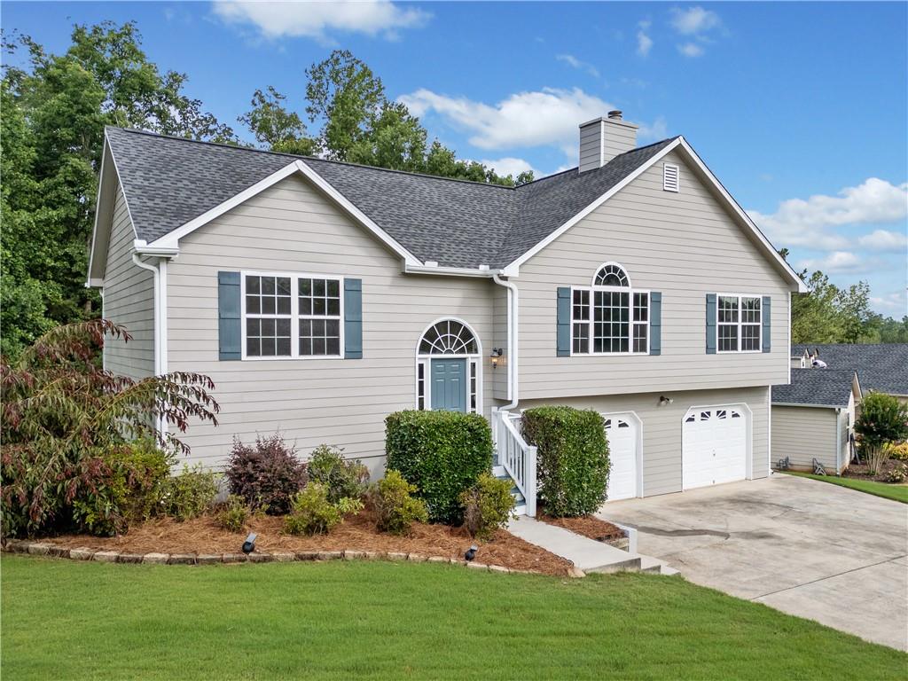 a view of a house with a yard