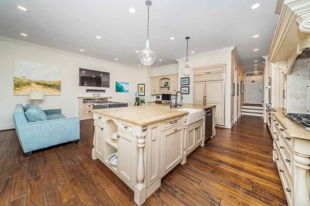 7695 Hillside Drive La Jolla, CA 92037 - Photo 7 of 39