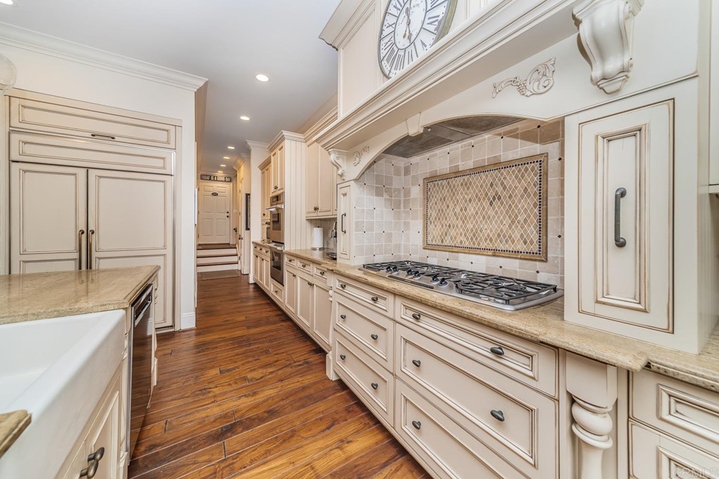 7695 Hillside Drive La Jolla, CA 92037 - Photo 9 of 39