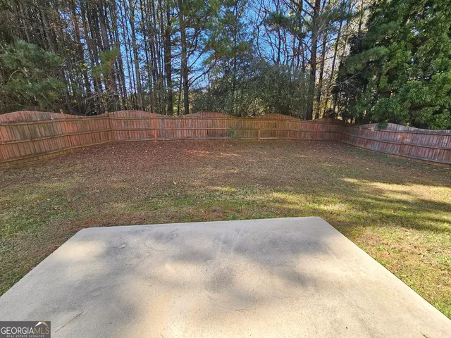 a view of a backyard