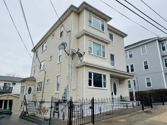 $2,000 | 166 Bradford Avenue, Unit 3, Fall River, MA 02721