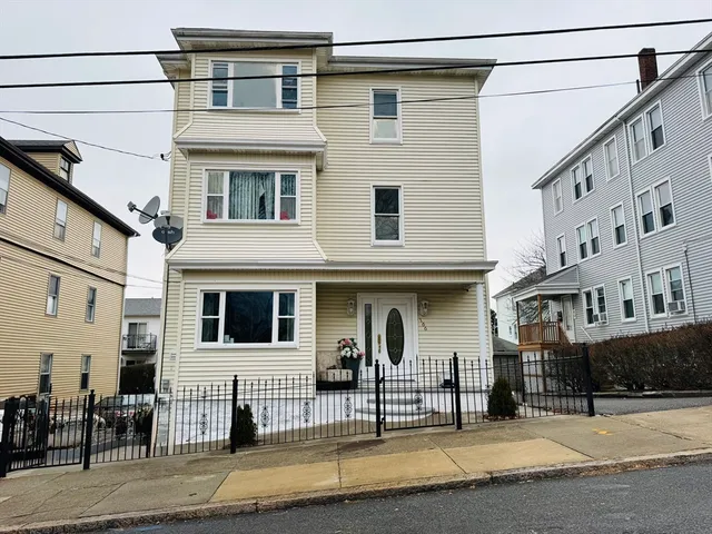 $2,000 | 166 Bradford Avenue, Unit 3, Fall River, MA 02721