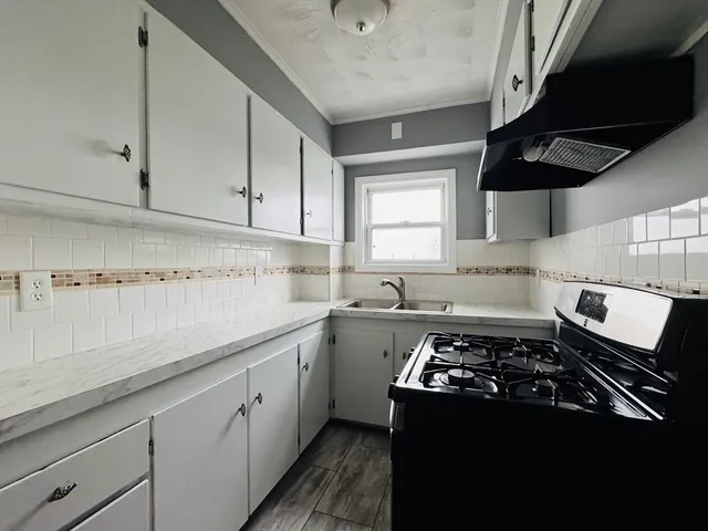 $2,000 | 166 Bradford Avenue, Unit 3, Fall River, MA 02721