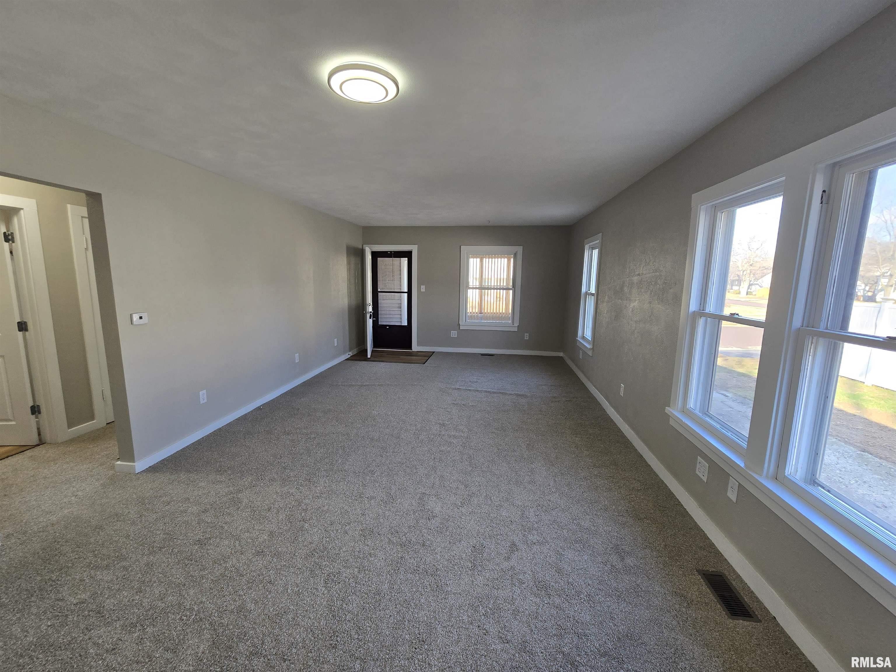 1022 Market Street Pekin, IL 61554 - Photo 4 of 17