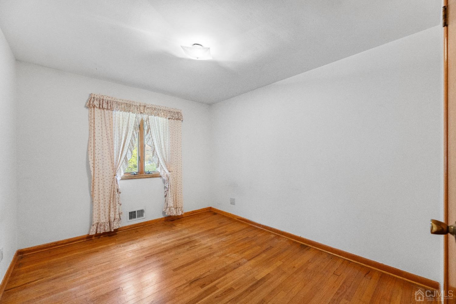 25 Oxford Road Colonia, NJ 07067 - Photo 15 of 26 Gallery Image 15