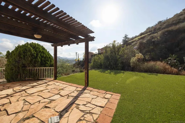 a view of a backyard