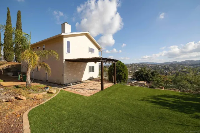 a view of a back yard