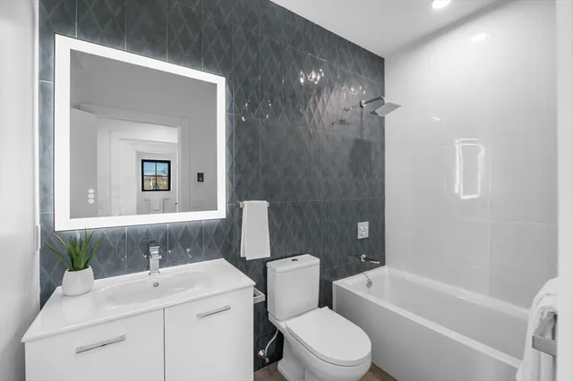 $929,000 | 11 Boynton Street, Unit 204, Swampscott, MA 01907