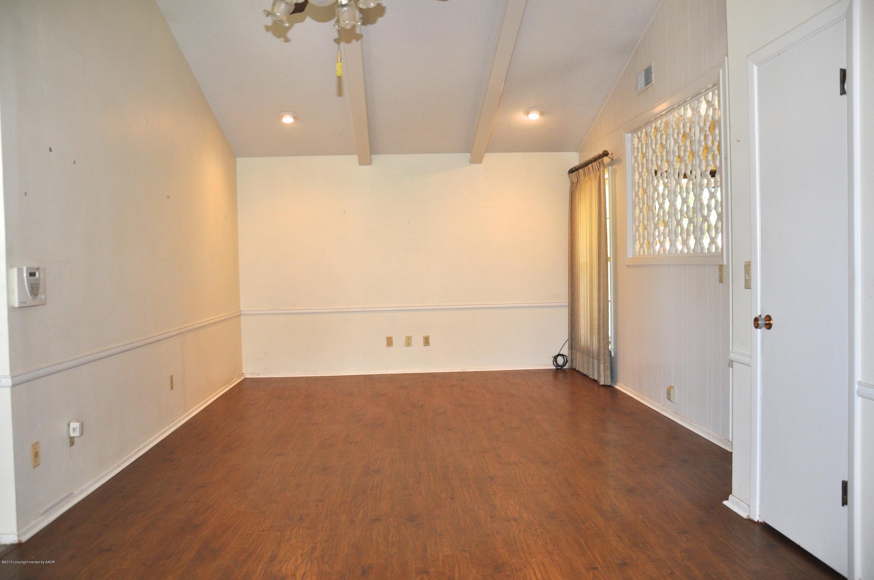 5100 Kirk Drive Amarillo, TX 79110 - Photo 5 of 22 Living room
