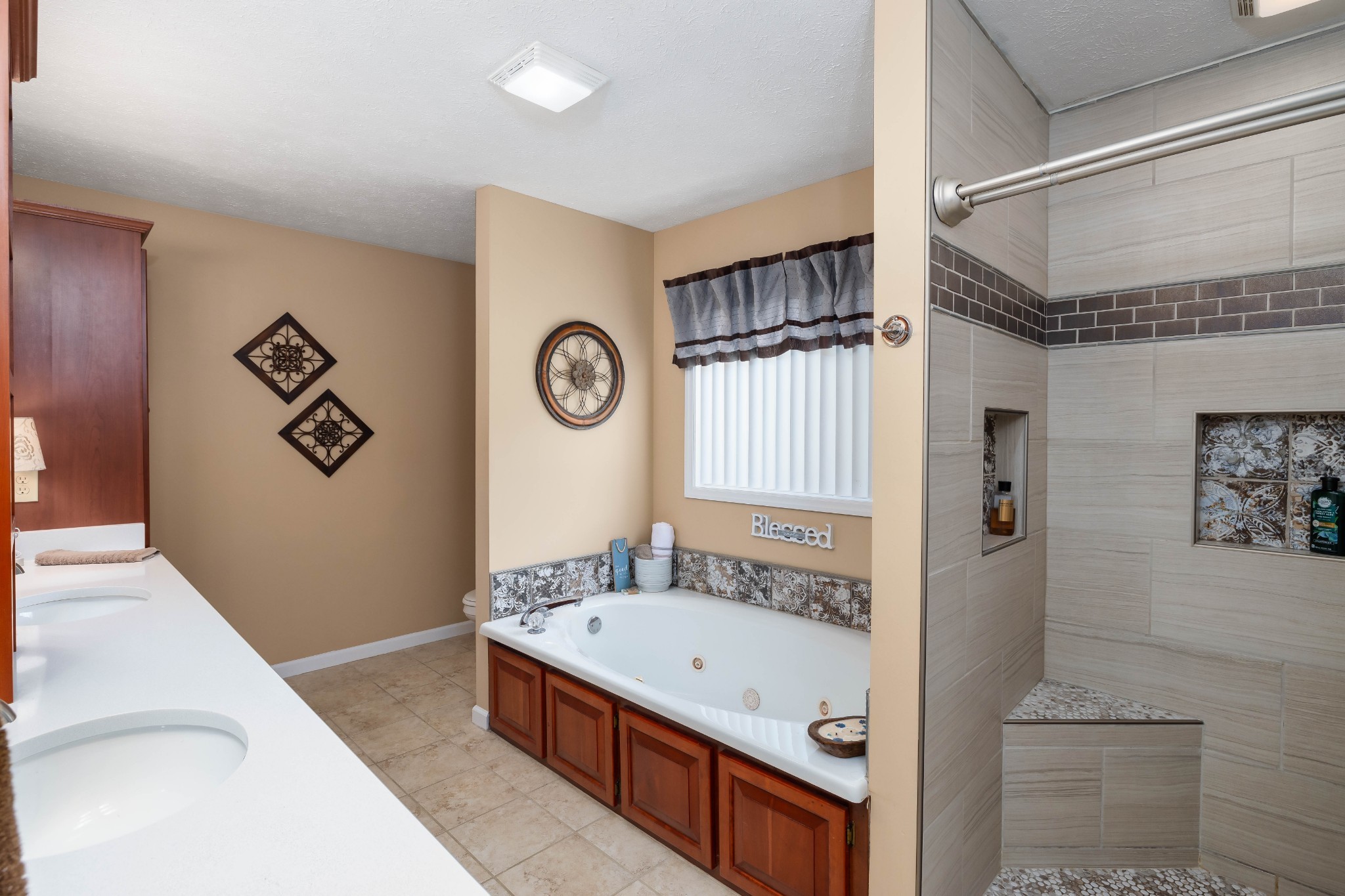 232 Trice Road Lebanon, TN 37087 - Photo 28 of 43 a bathroom with a tub sink and a mirror