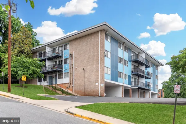 a view of building with a yard