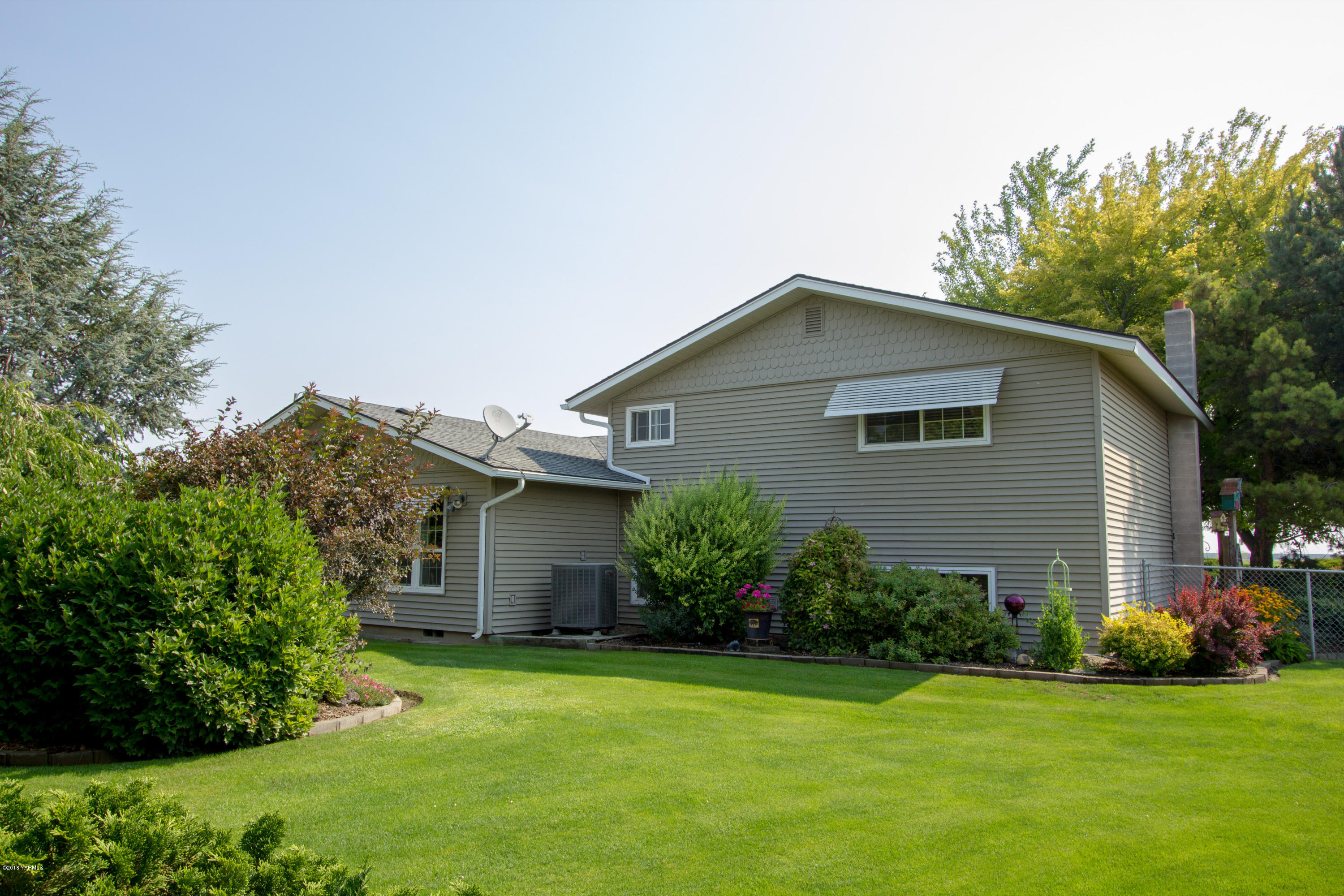 3210 Harrah Road Harrah, WA 98933 - Photo 11 of 33 a front view of house with yard and green space