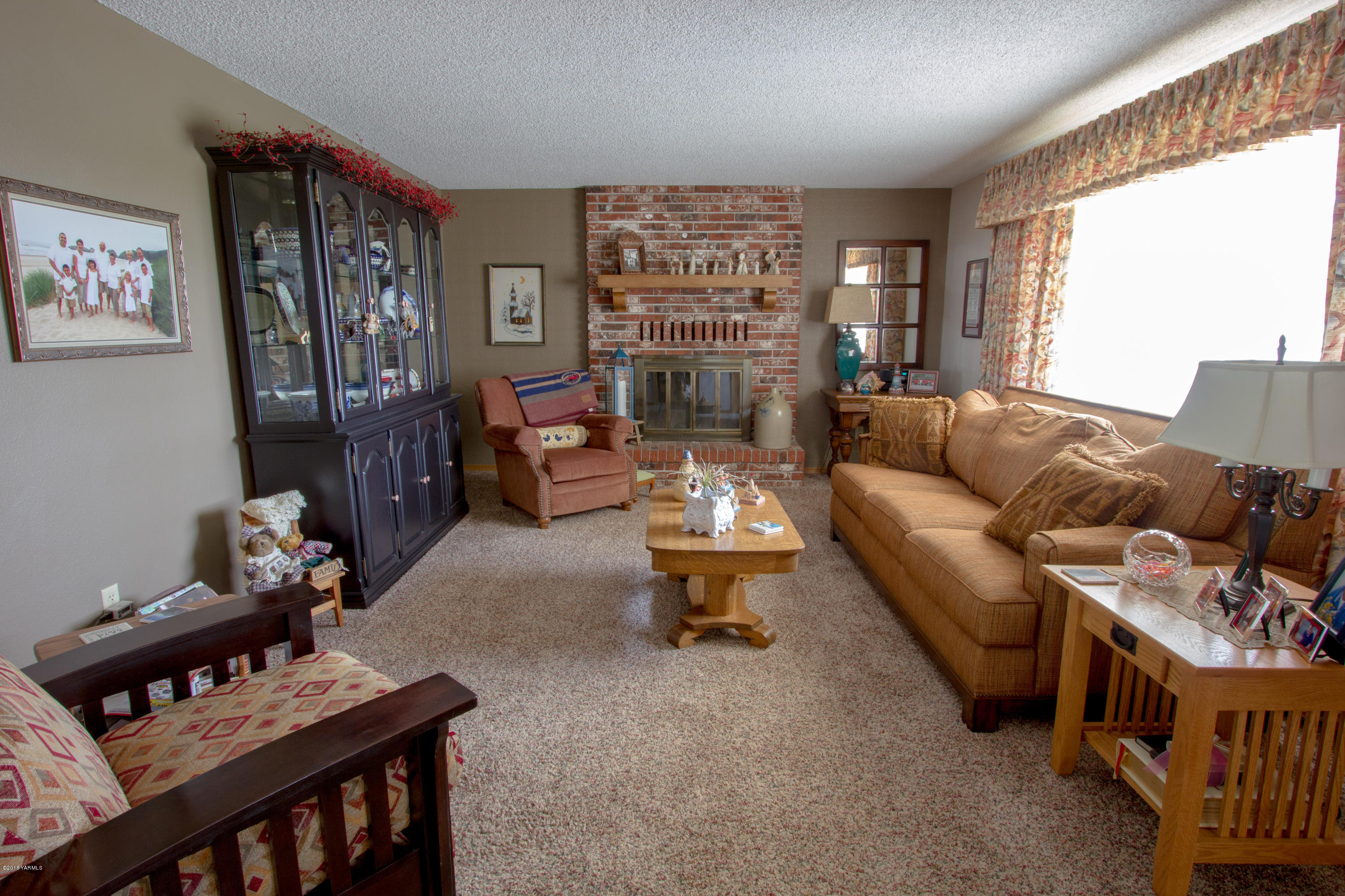 3210 Harrah Road Harrah, WA 98933 - Photo 14 of 33 a living room with furniture and a window