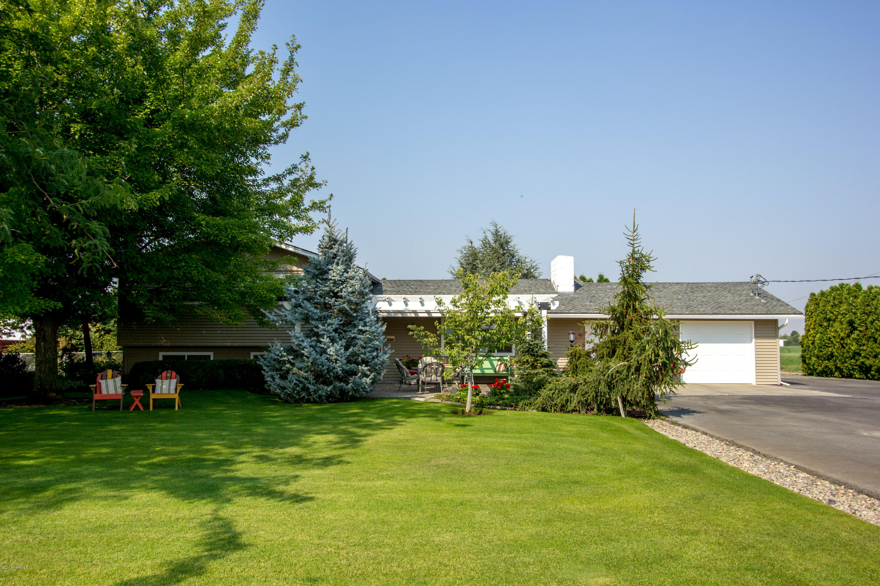 3210 Harrah Road Harrah, WA 98933 - Photo 3 of 33 a view of a yard in front of the house