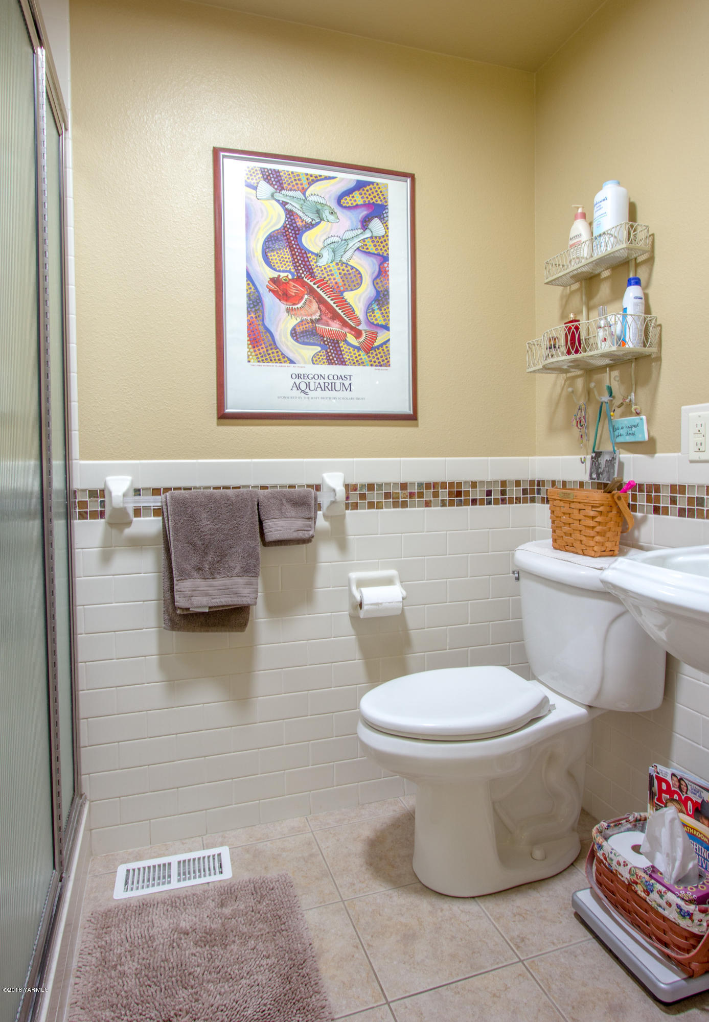 3210 Harrah Road Harrah, WA 98933 - Photo 22 of 33 a bathroom with a toilet and a sink