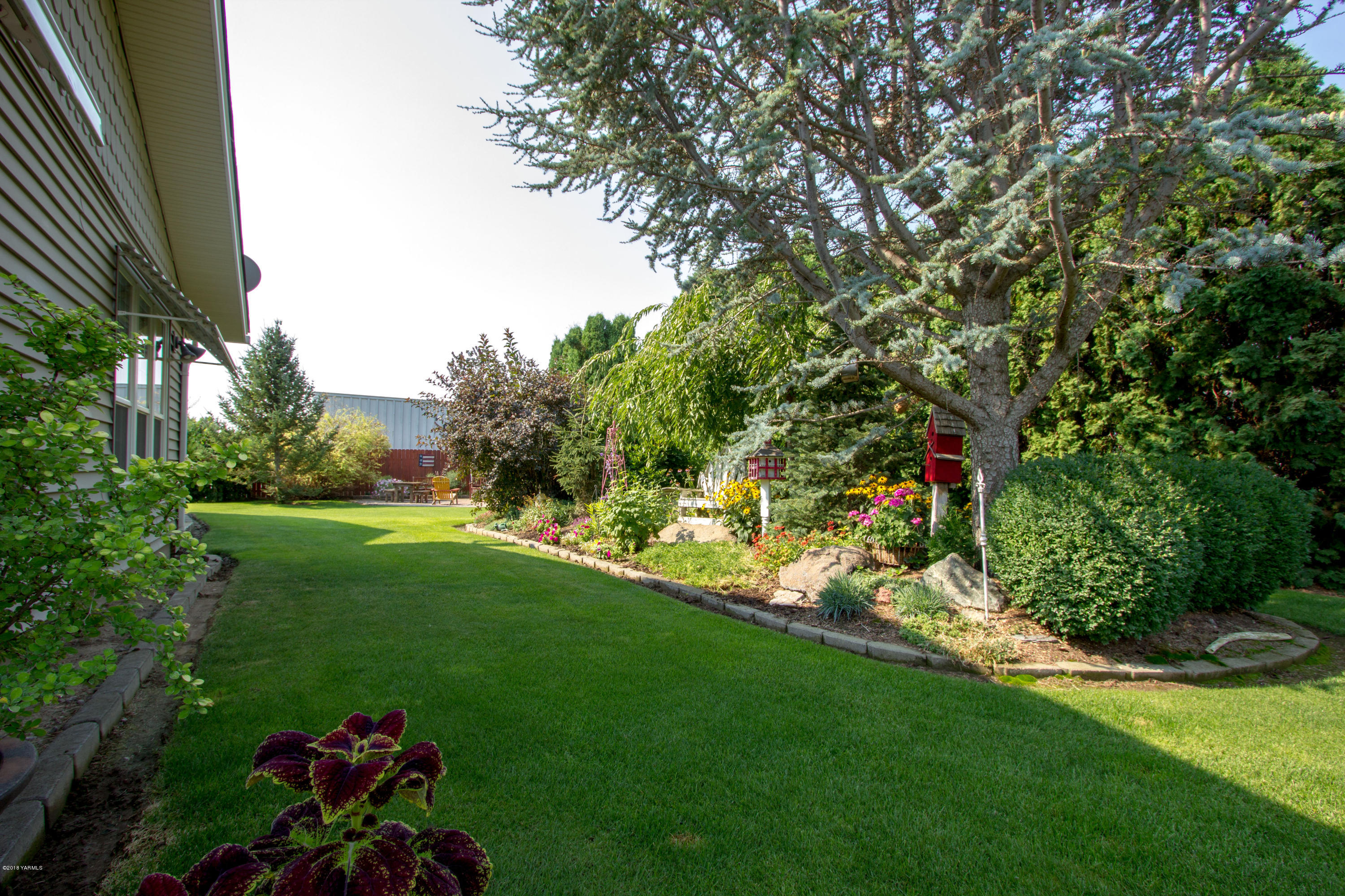 3210 Harrah Road Harrah, WA 98933 - Photo 10 of 33 a view of a garden with a tree