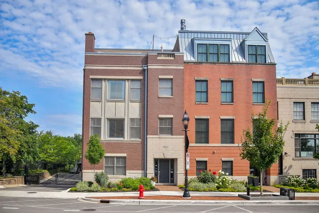 $8,000 | 460 Pennsylvania Avenue, Unit A1, Glen Ellyn, IL 60137