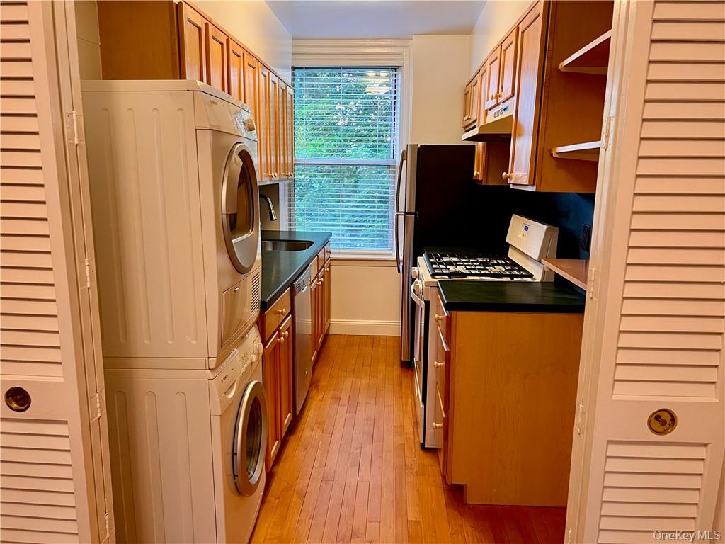 64 Sagamore Road, Unit H6 Bronxville, NY 10708 - Photo 4 of 13 Well maintained kitchen which includes washer dryer