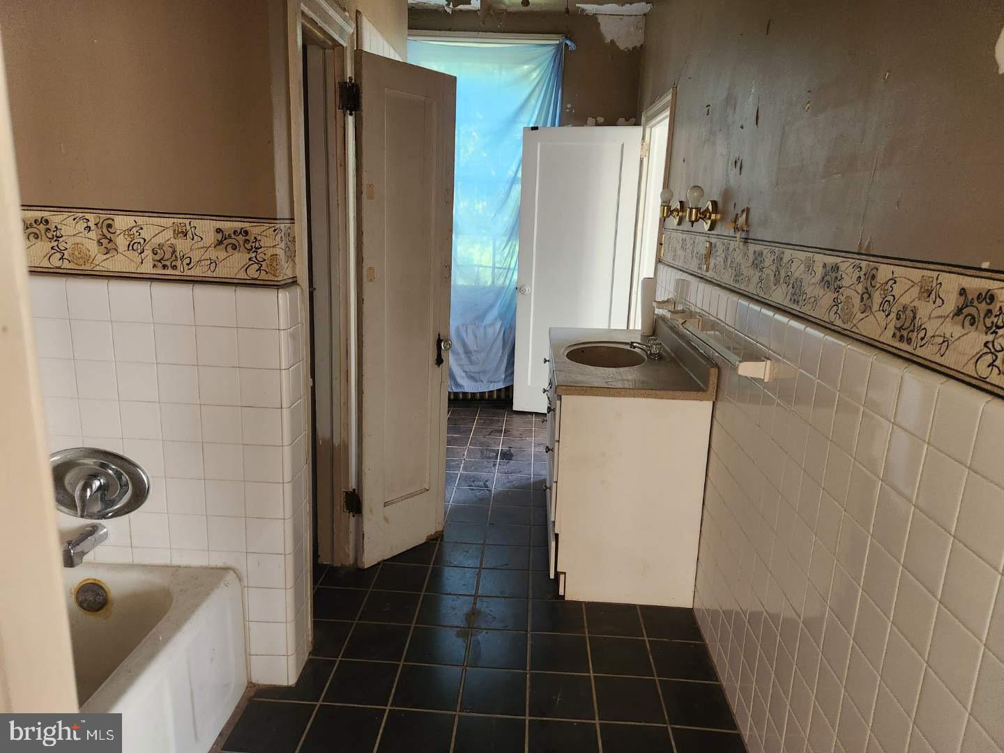 91 West Broadway Salem, NJ 08079 - Photo 13 of 20 a bathroom with a sink a toilet and shower