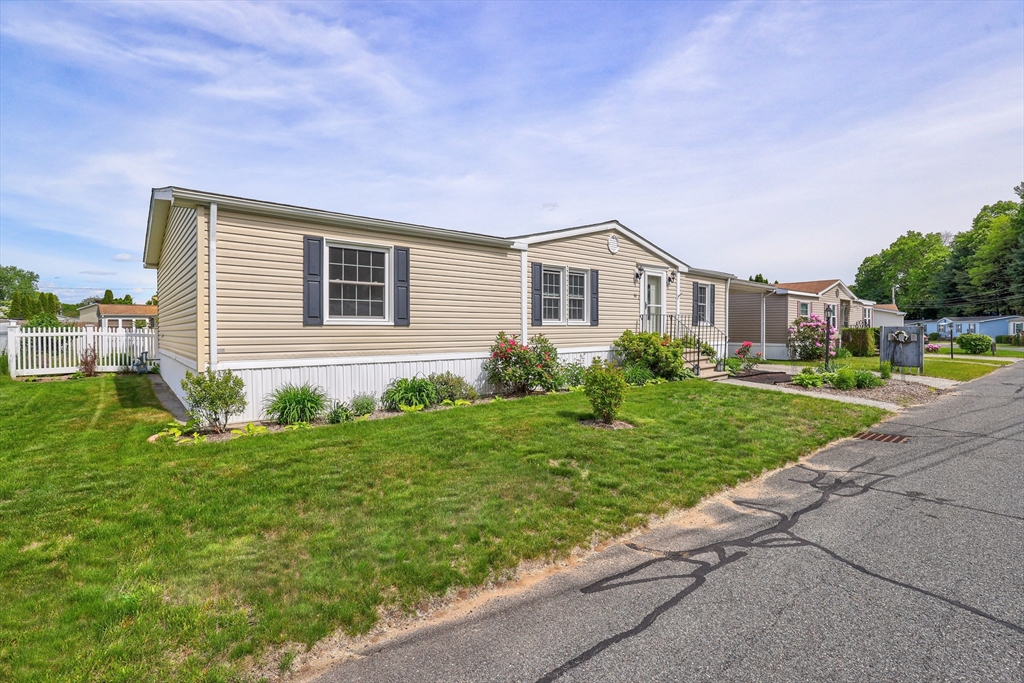 89 Celebration Circle Chicopee, MA 01020 - Photo 4 of 28