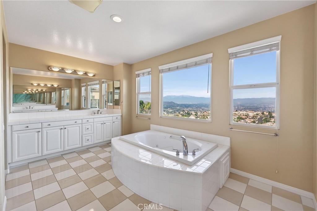 16154 Skyridge Drive Riverside, CA 92503 - Photo 12 of 30 Primary Ensuite Bathroom
