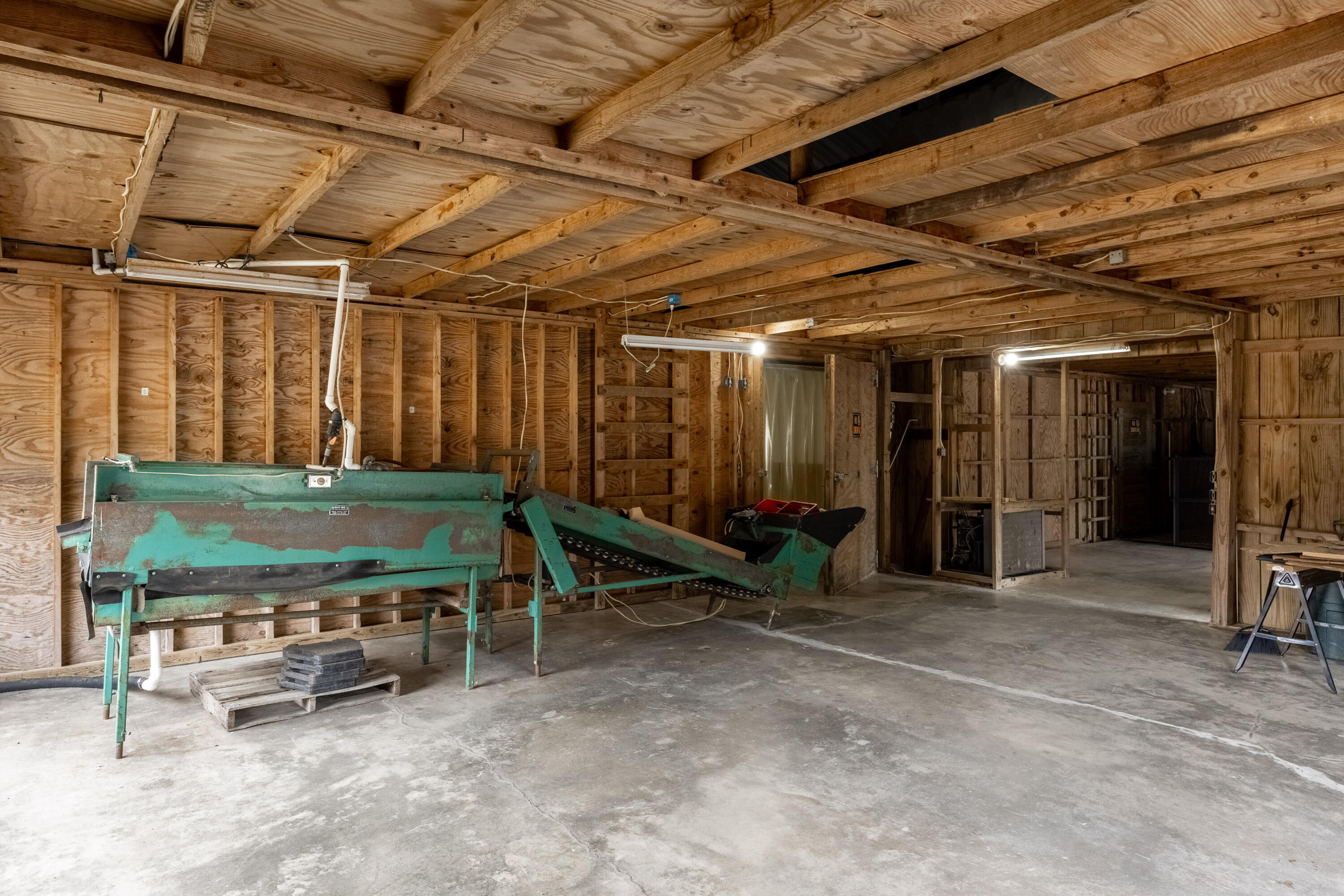 2204 Fairmount Pike Walden, TN 37377 - Photo 57 of 64 Barn, Work Area