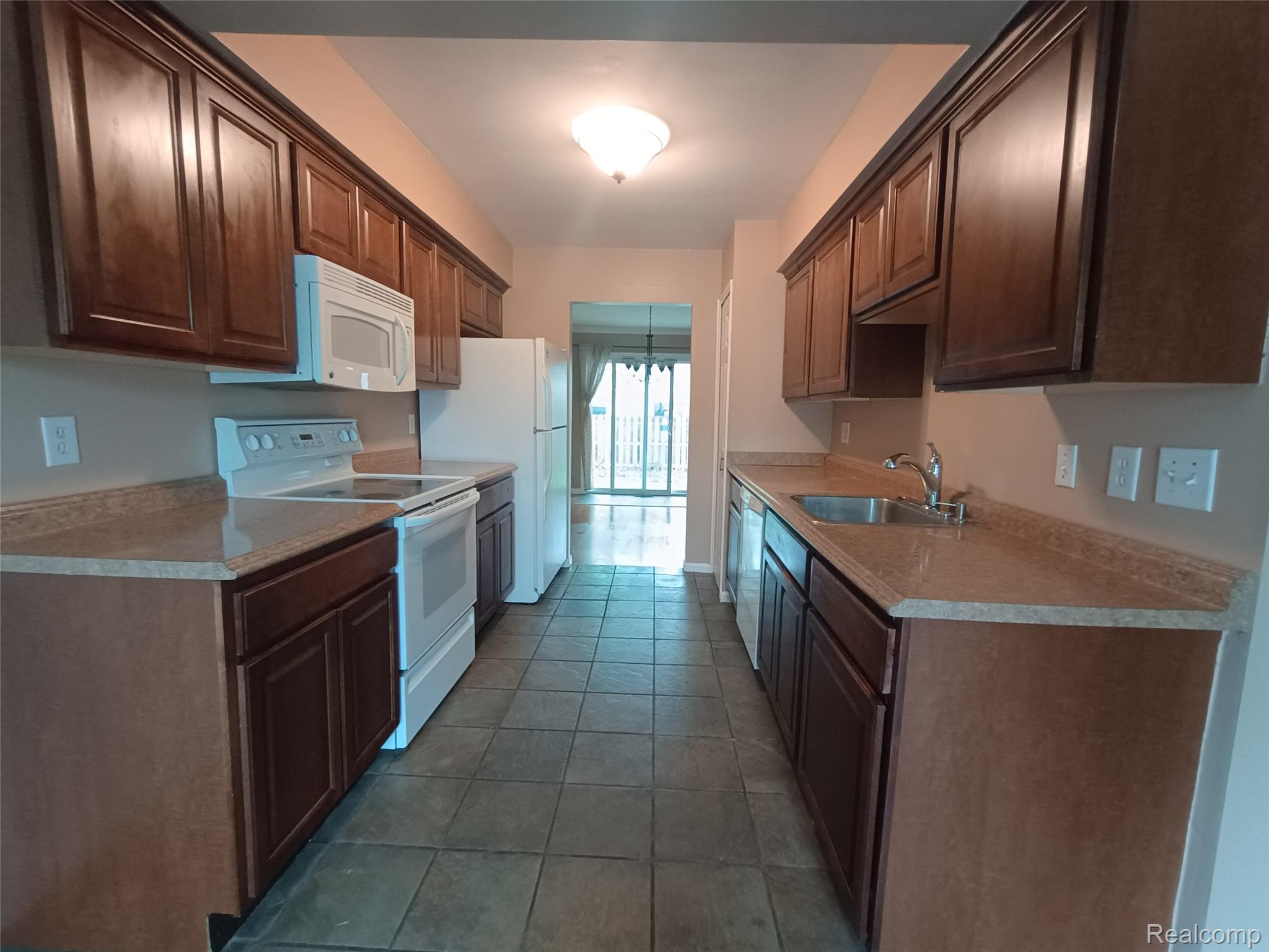 112 Stratford Lane Rochester, MI 48309 - Photo 2 of 37 2-3f53d3678ab574d214cb0902fa7662ba.jpg