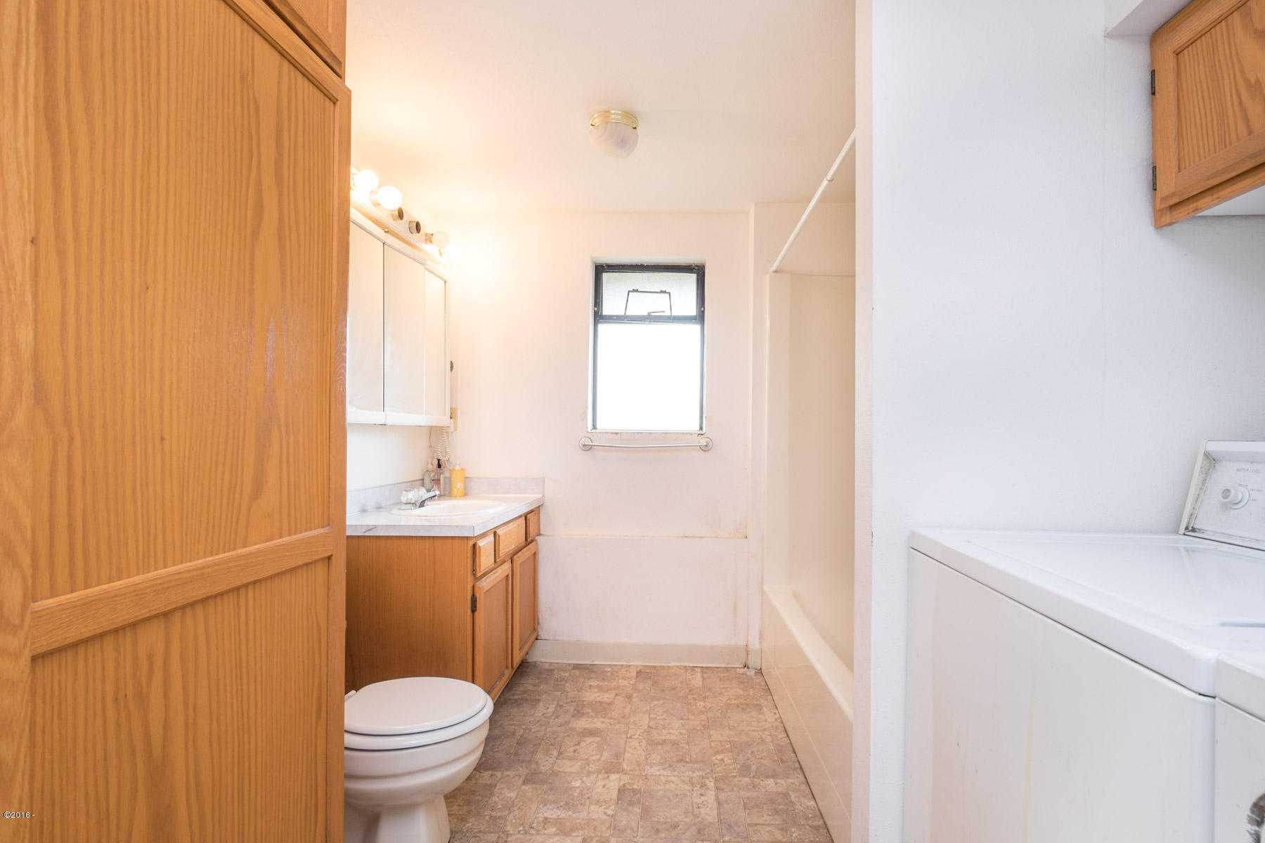 2324 Northwest Inlet Avenue Lincoln City, OR 97367 - Photo 9 of 41 Lower unit bath/laundry