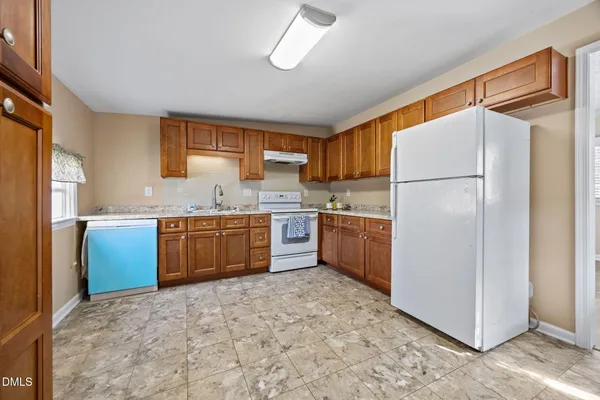 a close view of sink and tap