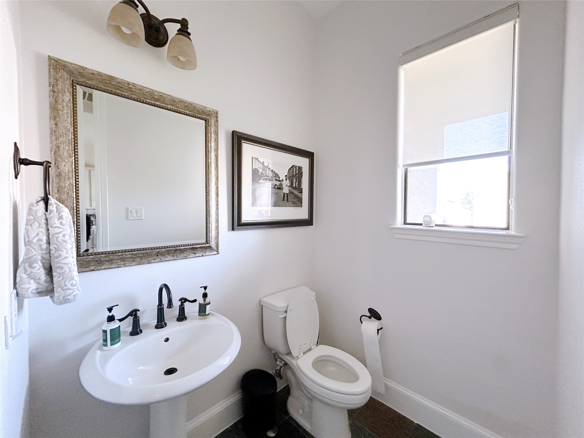 939 Queen Annes Road Houston, TX 77024 - Photo 12 of 40 a bathroom with a toilet a sink and mirror