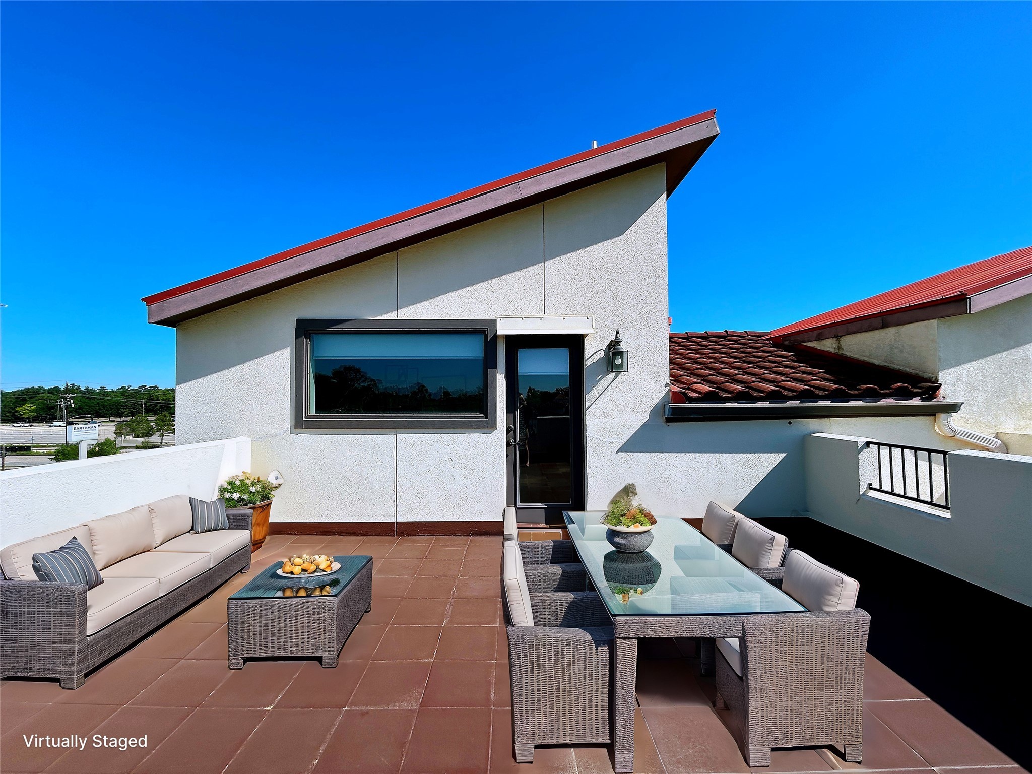 939 Queen Annes Road Houston, TX 77024 - Photo 21 of 40 a view of a terrace with couches and table