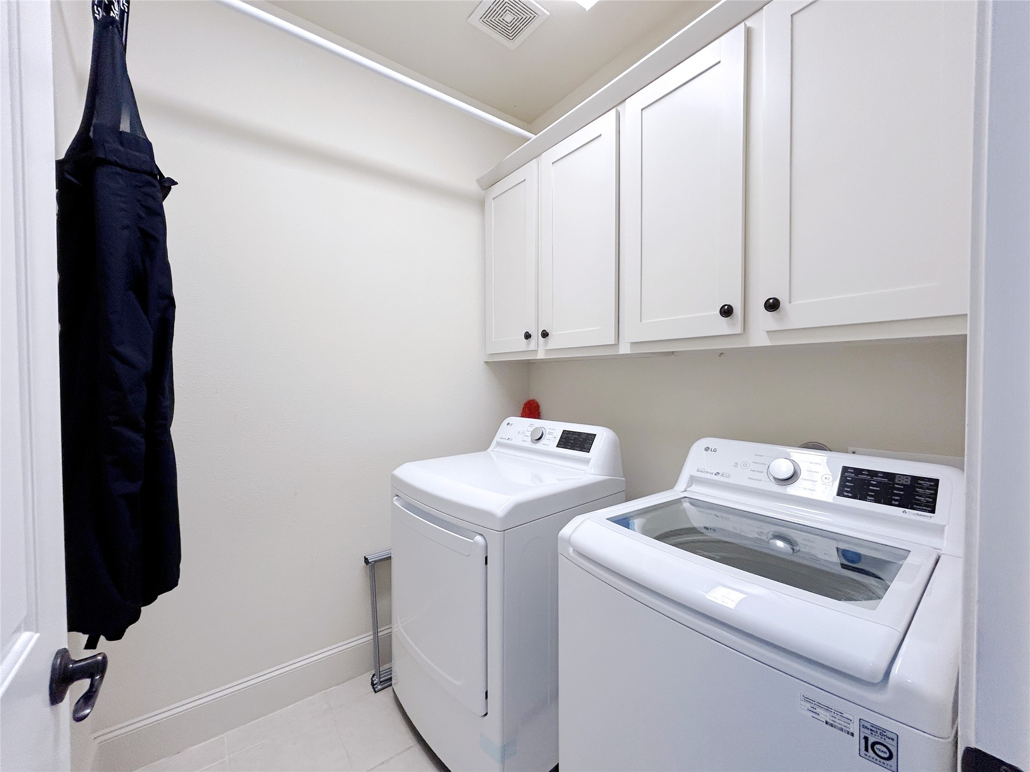 939 Queen Annes Road Houston, TX 77024 - Photo 25 of 40 a utility room with dryer and washer