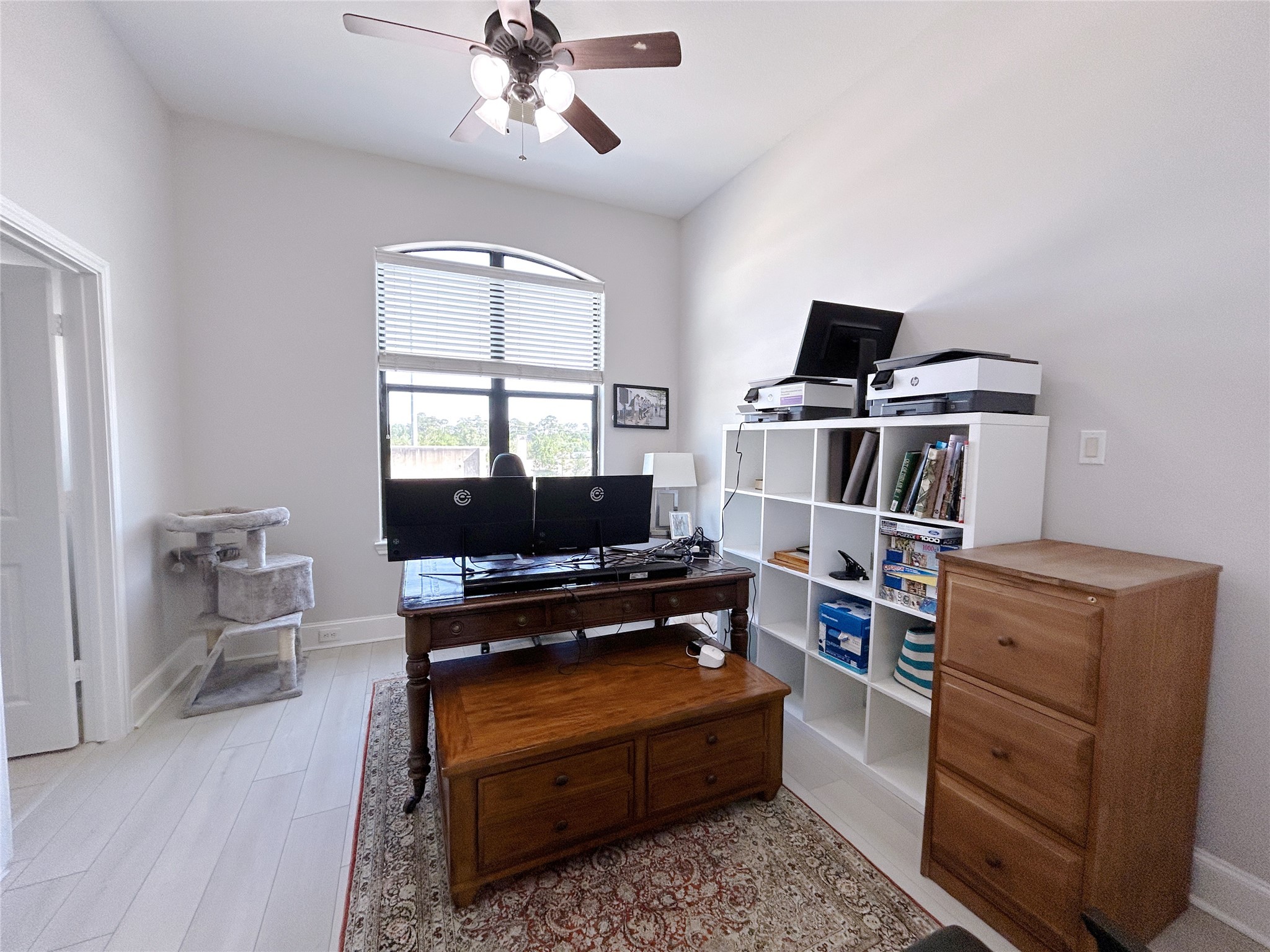 939 Queen Annes Road Houston, TX 77024 - Photo 26 of 40 a living room with furniture and a flat screen tv