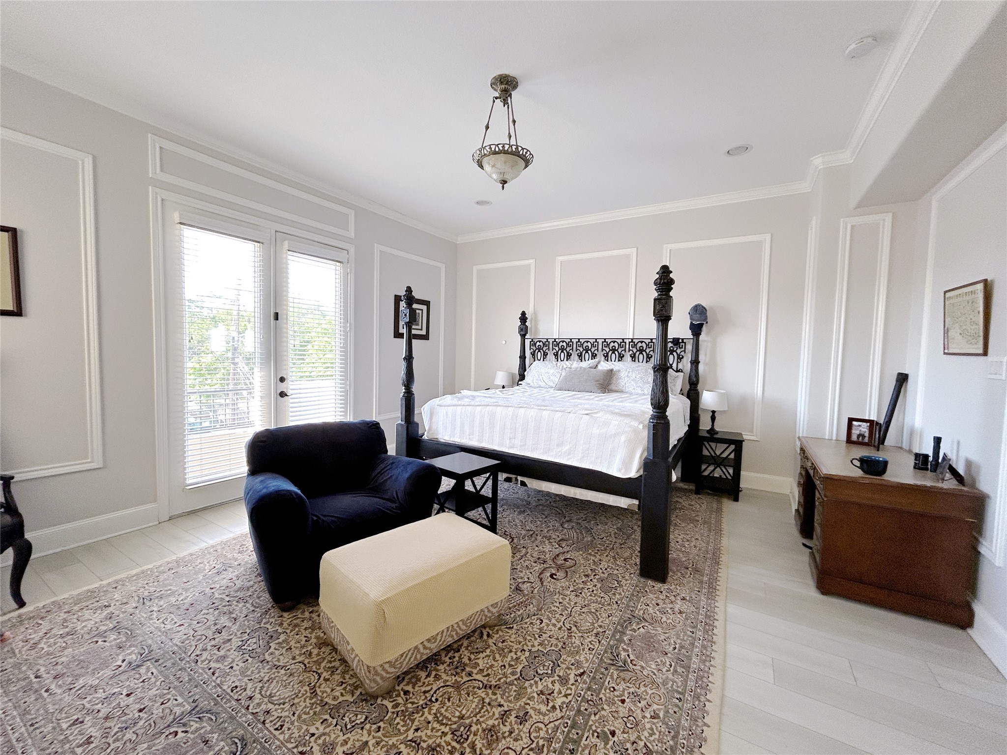 939 Queen Annes Road Houston, TX 77024 - Photo 27 of 40 a bedroom with furniture and a couch