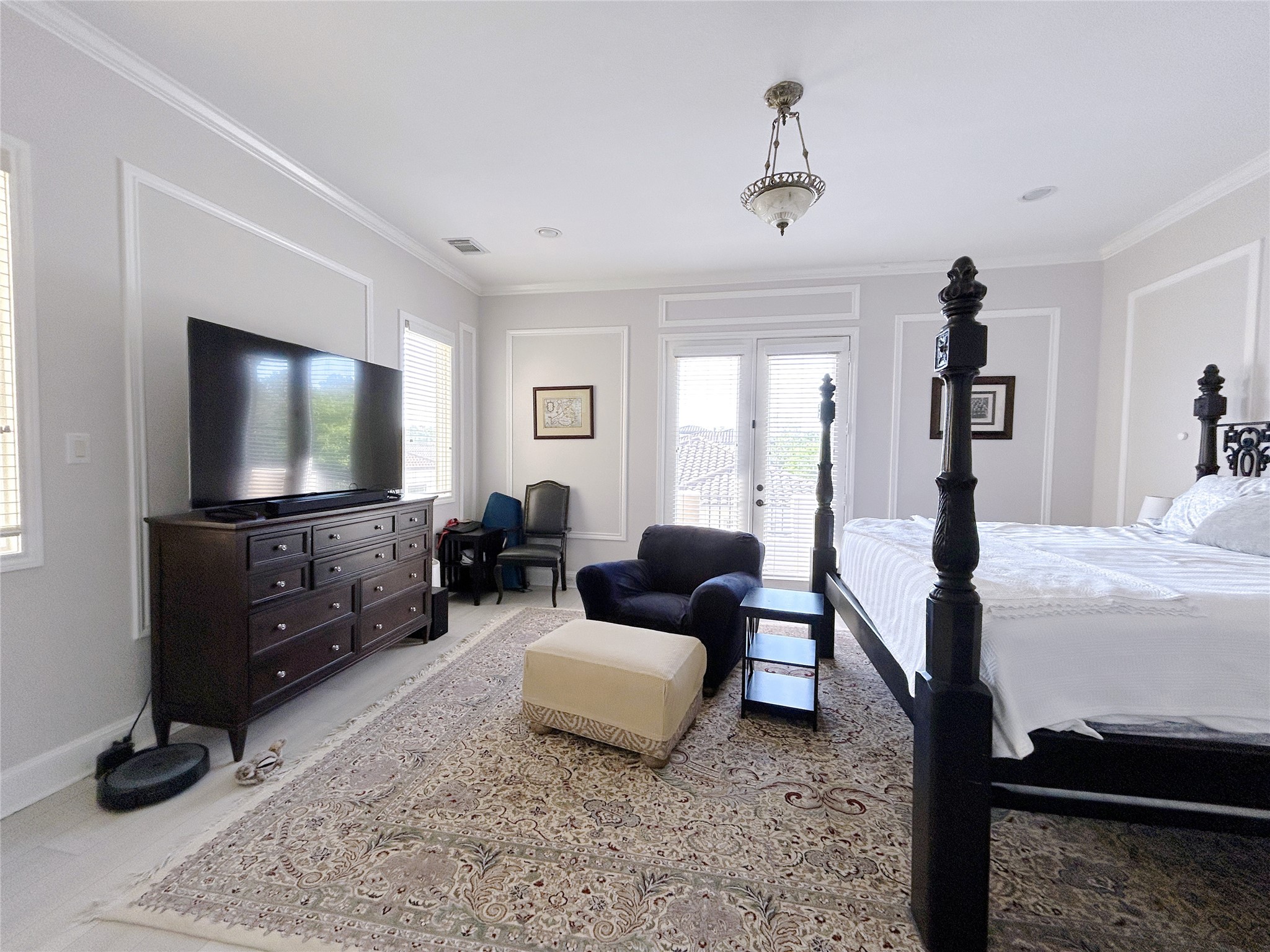 939 Queen Annes Road Houston, TX 77024 - Photo 28 of 40 a living room with furniture and a flat screen tv