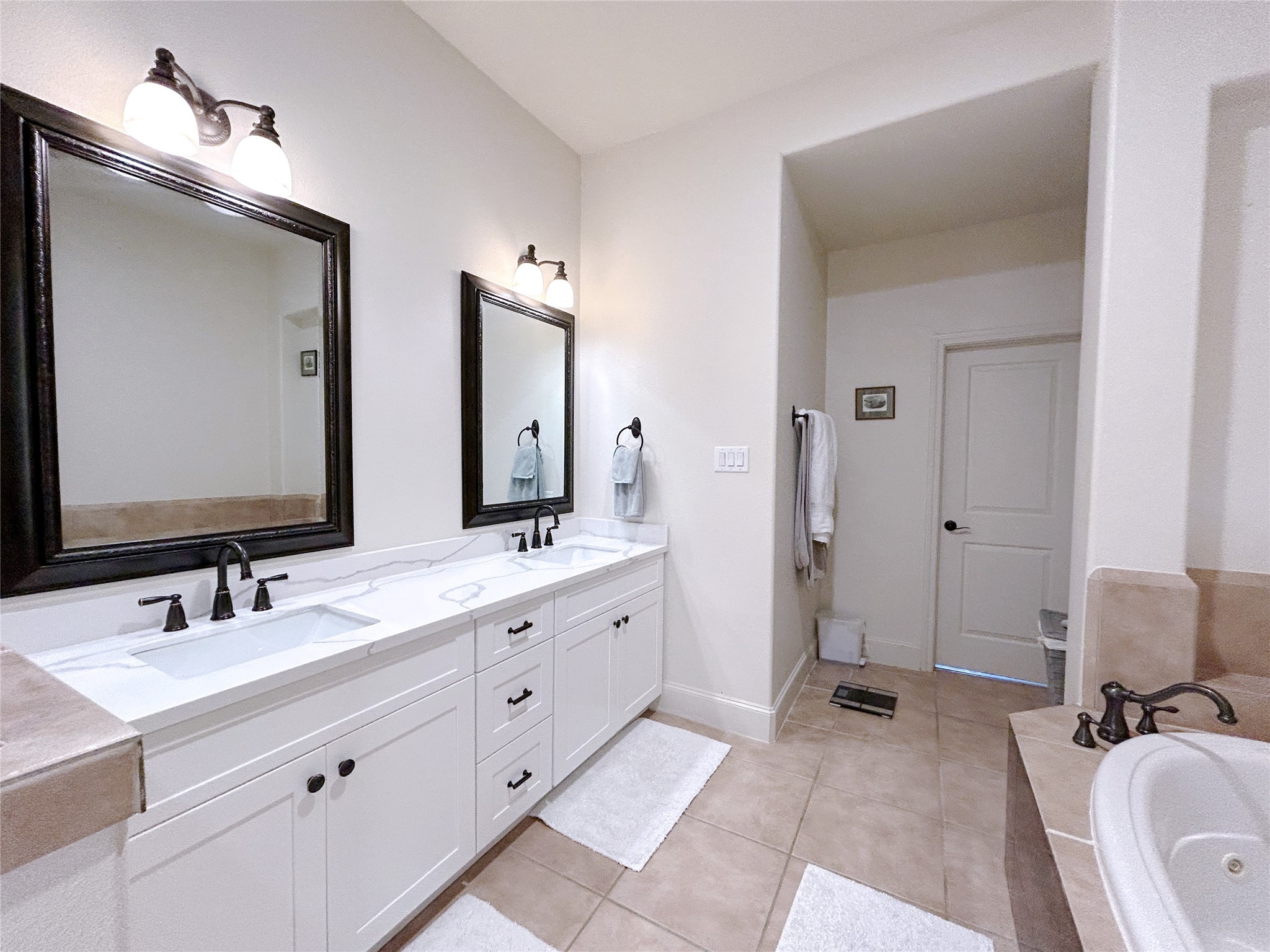 939 Queen Annes Road Houston, TX 77024 - Photo 37 of 40 a spacious bathroom with a double vanity sink mirror and double