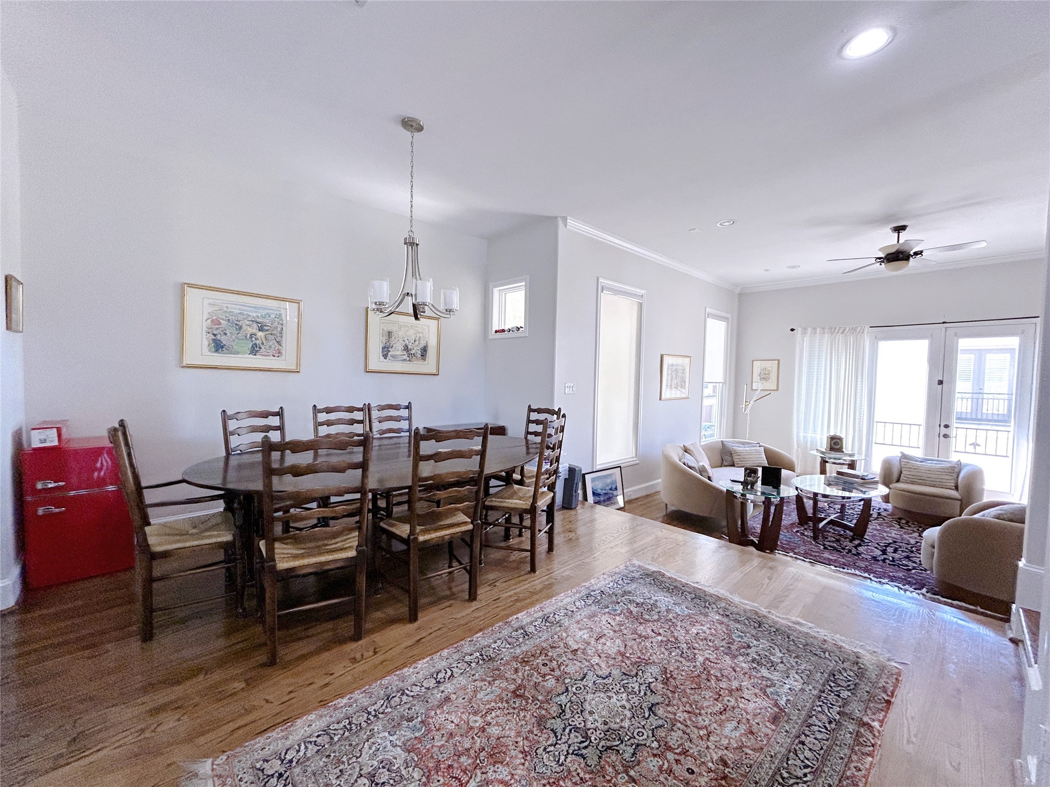 939 Queen Annes Road Houston, TX 77024 - Photo 8 of 40 a view of a dining room with furniture
