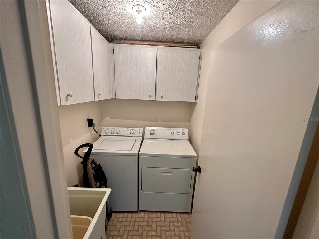 700 Starkey Road, Unit 1525 Largo, FL 33771 - Photo 26 of 46 a utility room with dryer and washer