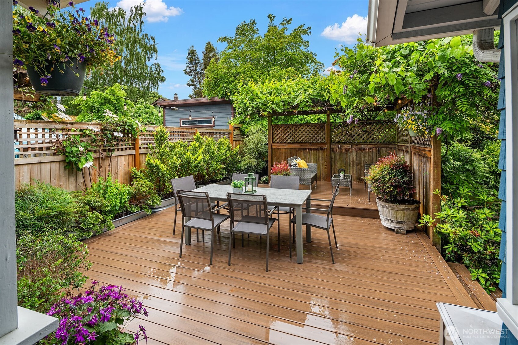 519 27th Avenue Seattle, WA 98122 - Photo 28 of 38 a view of a tables and chairs in patio of the house
