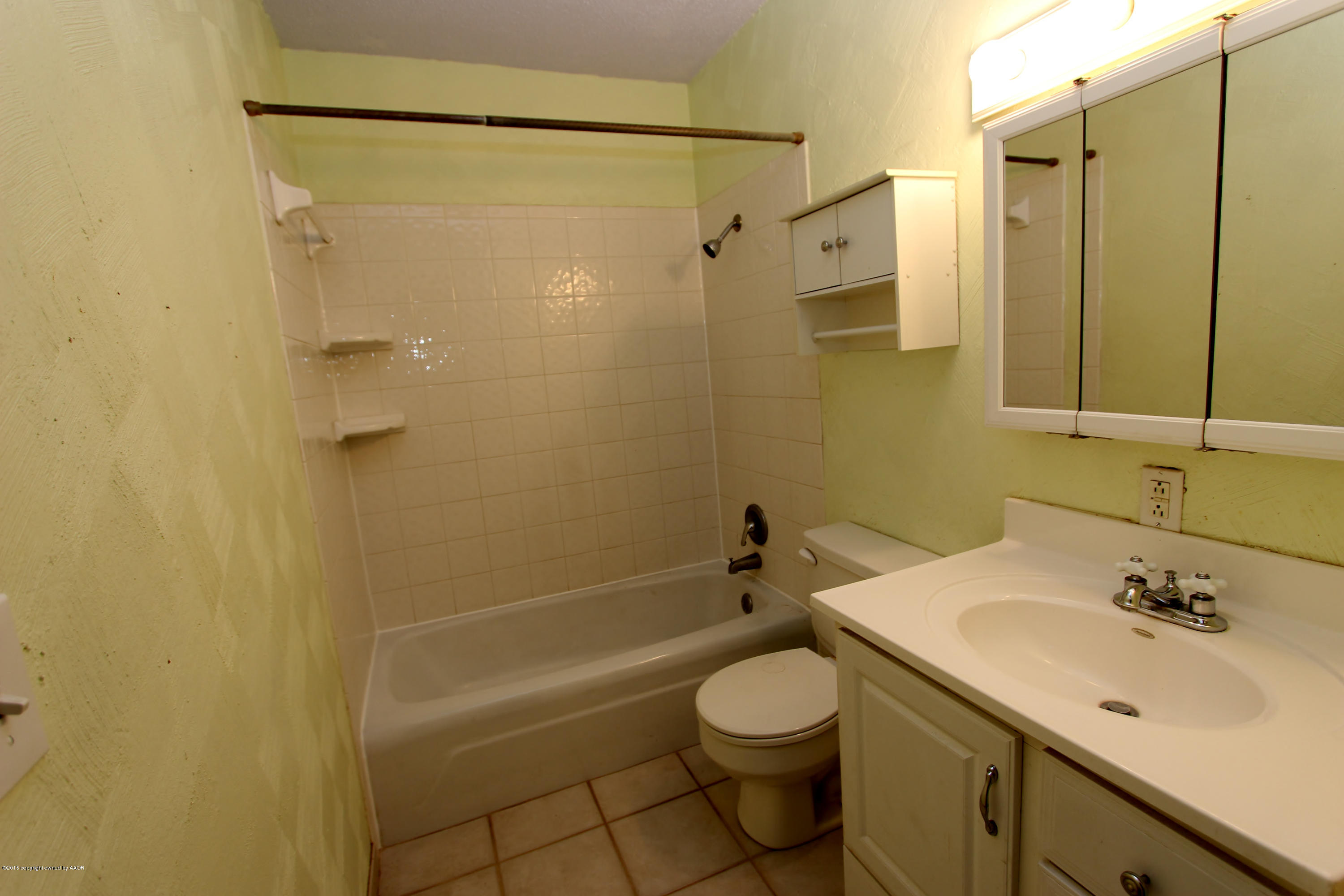 2711 Salem Drive Amarillo, TX 79110 - Photo 9 of 14 Front bathroom
