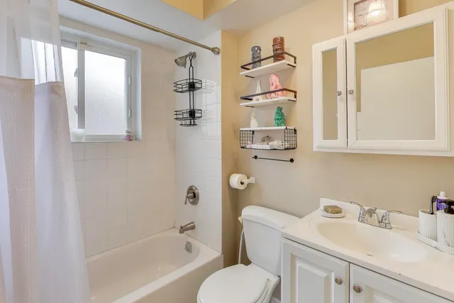 $350,000 | 4326 North Kedvale Avenue, Unit A, Chicago, IL 60641