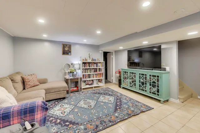 $350,000 | 4326 North Kedvale Avenue, Unit A, Chicago, IL 60641